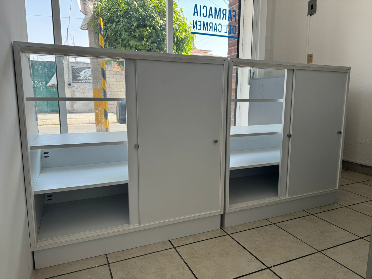 Vitrina y escritorio para cajero
