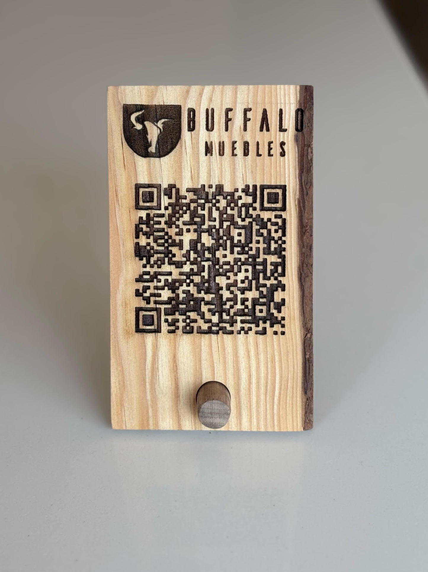 Placa de mdera con el QR de tu marca